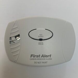 First Alert Carbon Monoxide Detector in white. Model:CO606, Great condition.
